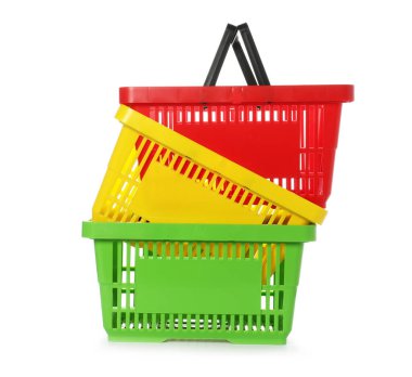 Beyaza izole edilmiş renkli alışveriş sepetleri yığını