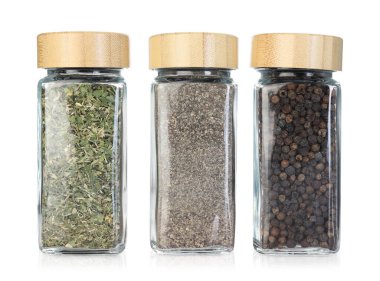 Beyaz kavanozlardaki farklı aromatik baharatlar.