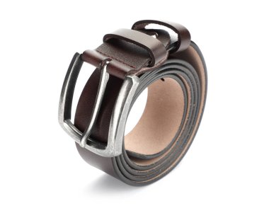 Bir kahverengi deri kemer beyaza izole edilmiş.