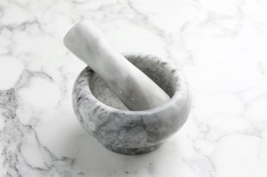 Havan topu ve tokmak beyaz mermer masa, yakın çekim