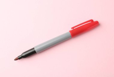 Açık pembe arka planda bir kırmızı işaret, üst manzara. Metin için boşluk