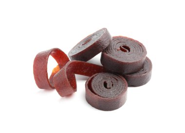 Beyaz arka planda lezzetli meyve ruloları