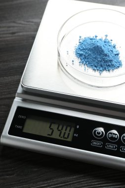 Tahta masada Petri kabıyla laboratuvar ölçeği, yakın plan.