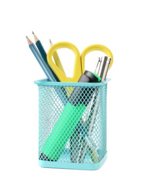 Beyaz üzerine izole edilmiş kalem tutacağındaki farklı kırtasiye