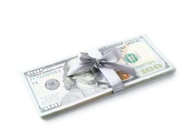 Para bonusu. Beyaz üzerinde yay olan dolar banknotları