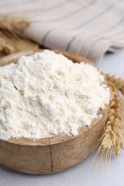 Buğday unu ve çiviler beyaz masada, yakın plan.