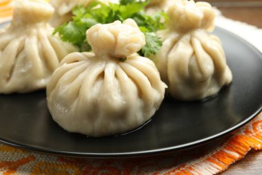 Masada kişniş ile servis edilen nefis khinkali, yakın plan.