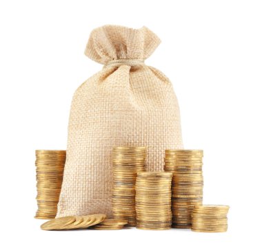 Torbalar ve istiflenmiş paralar beyaza izole edilmiş.