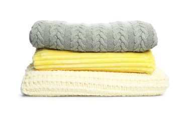 Beyaz üzerine izole edilmiş katlanmış yün battaniye yığını