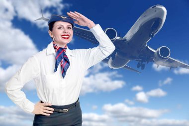 Gülümseyen hostes mavi gökyüzüne karşı uçakla ve bulutlarla