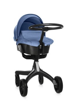 Bebek arabası. Soluk mavi gölgelikli modern bebek arabası beyaza izole edilmiş.