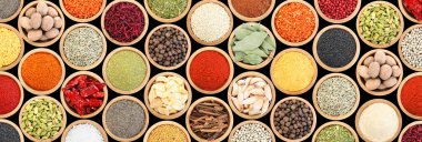 Siyah arka plandaki kaselerde farklı aromatik baharatlar seti. Pankart tasarımı