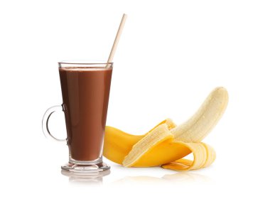 Cam bardakta lezzetli çikolatalı süt ve beyaz arka planda taze muz meyvesi.