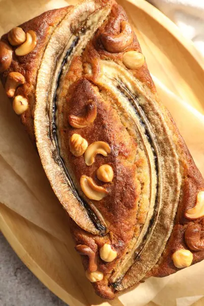 Ev yapımı muz ekmeği, fındıklı gri masa, üst manzara.