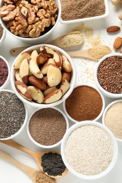 Beyaz arka planda farklı süper yiyecekler, düz konum