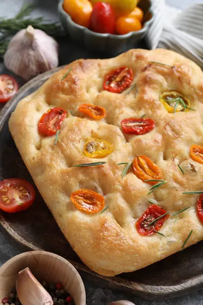 Domatesli ve baharatlı enfes Focaccia, yakın plan.