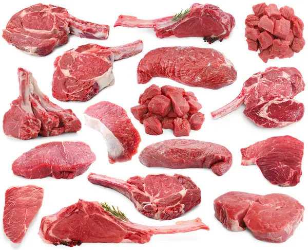 Beyaza izole edilmiş çiğ et parçaları, kolaj.