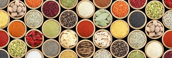 Siyah arka plandaki kaselerde farklı aromatik baharatlar seti. Pankart tasarımı