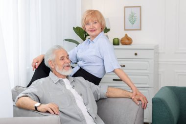 Harika bir son sınıf çifti evde birlikte vakit geçiriyor.