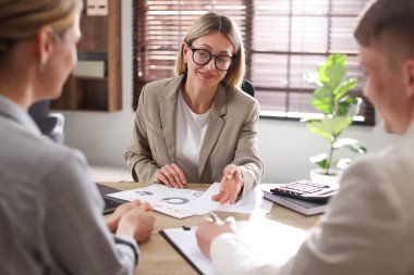 Çift ofiste bankacıyla görüşüyor.