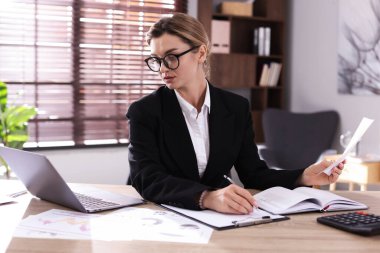 Ofiste çalışan profesyonel bankacı.