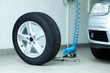 Araba servisinde yeni lastik ve aletler