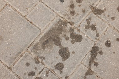 Açık havada motor yağı lekeleri, üst manzara.