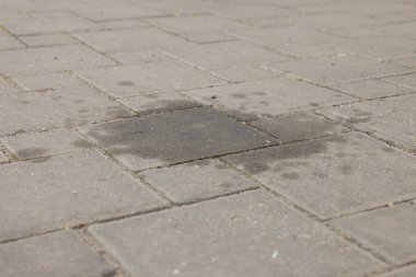 Açık havada motor yağı lekeleri, yakın plan.