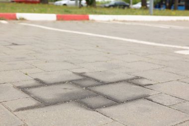 Açık havada motor yağı lekeleri, yakın plan.