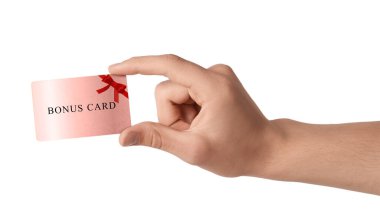 Beyaz arka planda şık tasarımı olan Bonus kartı tutan adam, yakın plan