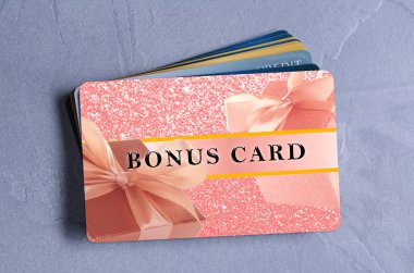 Dokuma masasında bonus kartlar, üst görünüm