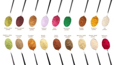 Süper yiyecekler. Farklı kaşık tozları ve beyaz arka planda isimler, set. Üst görünüm