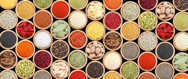 Siyah arka plandaki kaselerde farklı aromatik baharatlar seti. Pankart tasarımı