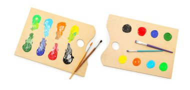 Beyaz renkte izole edilmiş odun paletler ve fırçalar, kolaj.