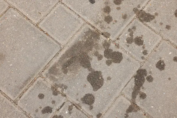 Açık havada motor yağı lekeleri, üst manzara.