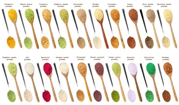 Süper yiyecekler. Farklı kaşık tozları ve beyaz arka planda isimler, set. Üst görünüm