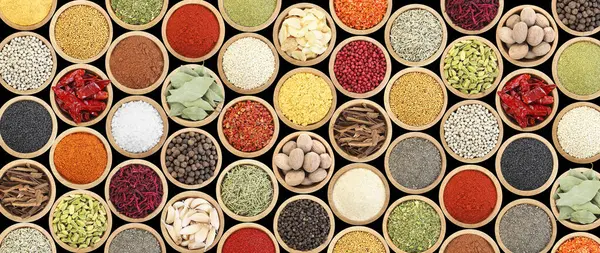 Siyah arka plandaki kaselerde farklı aromatik baharatlar seti. Pankart tasarımı