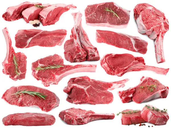 Çiğ et parçaları ve beyaza izole edilmiş baharatlar, kolaj.
