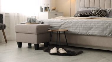 Yumuşak çarşafları ve odada battaniyeleri olan rahat bir yatak, kamera hareket ediyor. Ev tekstili