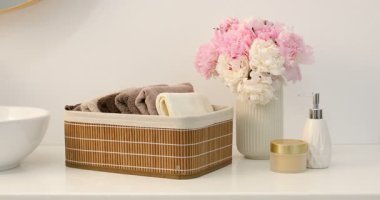 Depoda yumuşak havlular, şakayık çiçekleri ve kozmetik ürünleri kapalı alanda, kamera içeri giriyor.