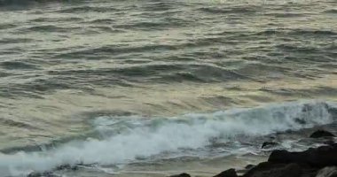 Güzel dalgalı deniz ve taşların manzarası