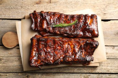 Ahşap masada biberiyeli domuz pirzolası.