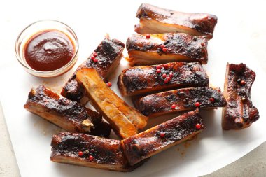 Lezzetli domuz pirzolası ve sos, yukarıdaki masada.