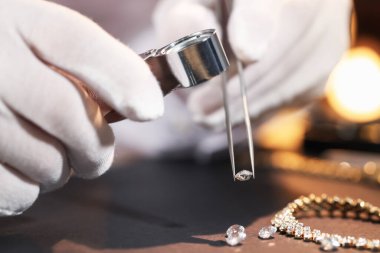 Loupe Değerlendirme Değerlendirme Uzmanı kapalı masa, yakın çekim