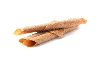 Beyaz arka planda lezzetli meyve ruloları