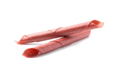 Beyaz arka planda lezzetli meyve ruloları