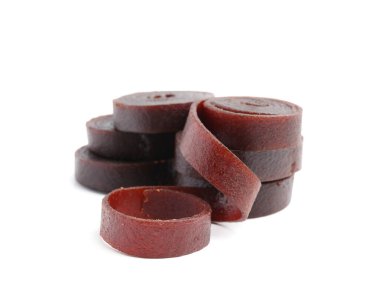 Beyaz arka planda lezzetli meyve ruloları