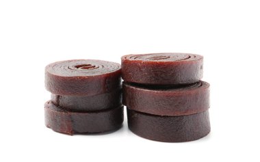 Beyaz arka planda lezzetli meyve ruloları