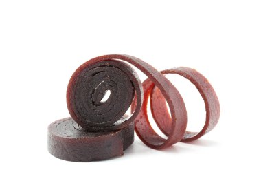 Beyaz arka planda lezzetli meyve ruloları