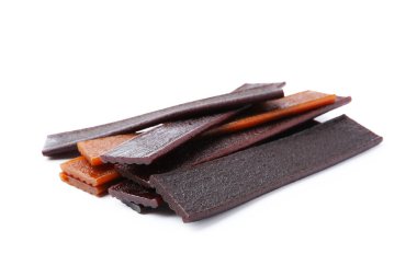 Beyaz arka planda lezzetli meyve derisi parçaları.